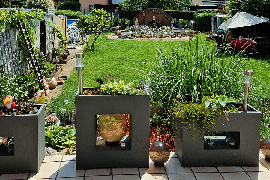 Neugestaltete Terrasse und Brunnen von PRISCO Gartenbau